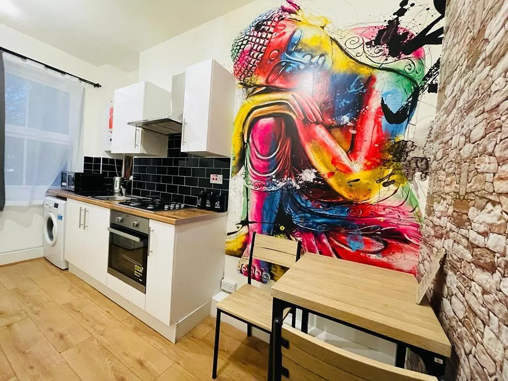 London Luxury Apartment With Private Jacuzzi Hot Tub & Sauna United Kingdom
