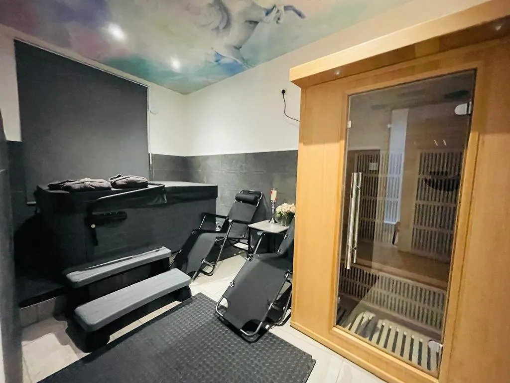 London Luxury Apartment With Private Jacuzzi Hot Tub & Sauna
